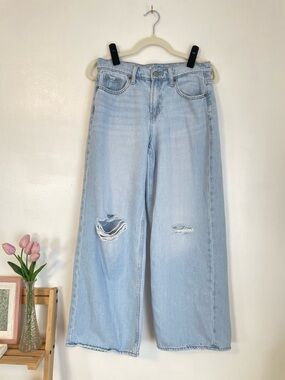 Old Navy light wash mid rise baggy wide leg jeans with holes in knees size 4